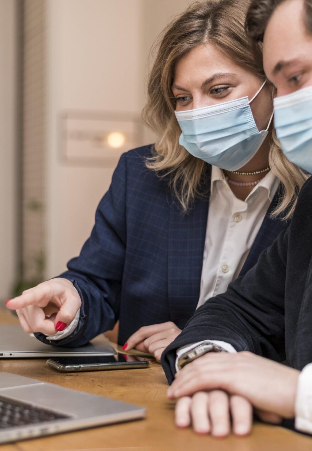 business-man-woman-talking-about-new-project-while-wearing-medical-masks